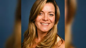 Mulher passa por cirurgia cerebral acordada para remover malformação