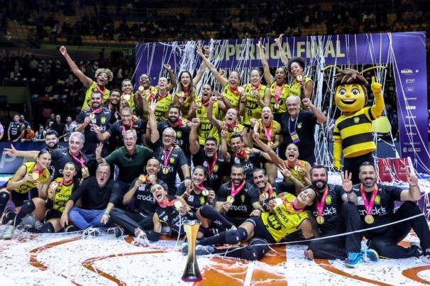 Praia Clube bate Minas e fatura título da Superliga Feminina de vôlei 2025/2026