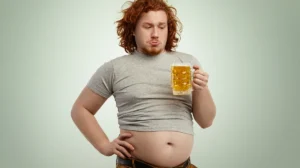 Barriga de chopp pode indicar risco silencioso à saúde