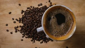 Café preto acelera metabolismo e queima gordura abdominal