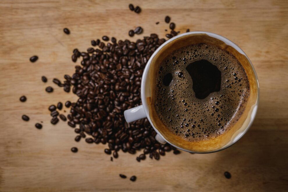 Café preto acelera metabolismo e queima gordura abdominal