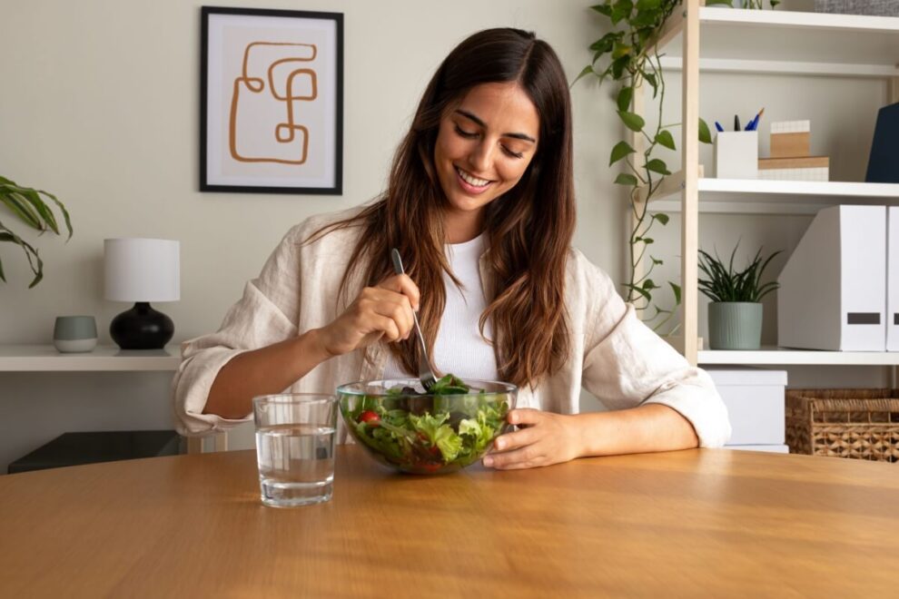Dieta low carb ajuda a emagrecer mais rápido? Benefícios e cuidados
