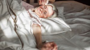 Dormir demais faz mal? Entenda os riscos do excesso de sono