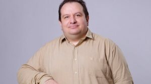 Nova fantasia sombria debate memória e luta contra a tirania