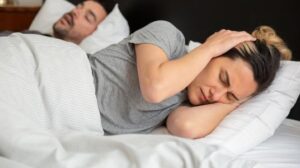 Dor de cabeça ao acordar pode indicar apneia do sono