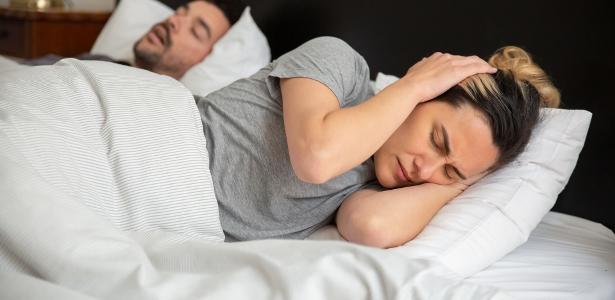 Dor de cabeça ao acordar pode indicar apneia do sono