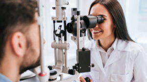 O que é canal lacrimal entupido? Sintomas e tratamento
