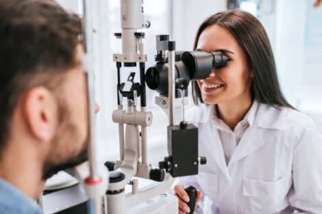 O que é canal lacrimal entupido? Sintomas e tratamento