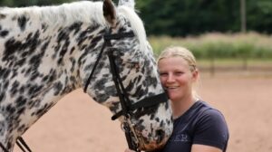 Cavalo cego aprende braile e volta a competir no Reino Unido